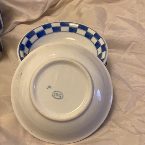 PORCELAIN BLUE & WHITE MUG, LIDS AND SAUCERS - Picture 7 of 7